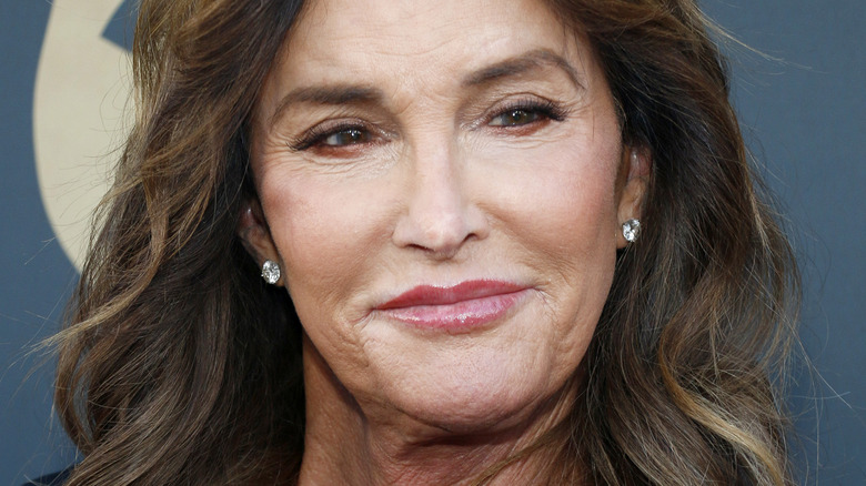 Caitlyn Jenner pose en boucles d'oreilles