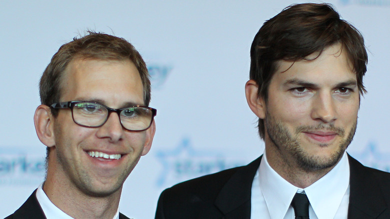 La vérité sur le frère jumeau d’Ashton Kutcher