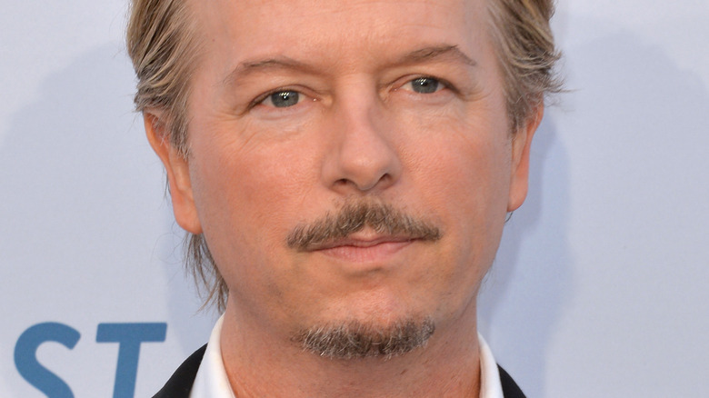 Le moment hilarant du micro chaud de David Spade aux MTV Movie Awards fait parler les gens