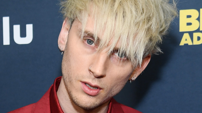 Le nouvel accessoire étrange de Machine Gun Kelly a des gens qui posent des questions sur Megan Fox