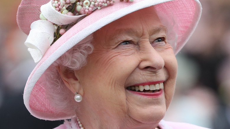 La reine Elizabeth sourit en rose