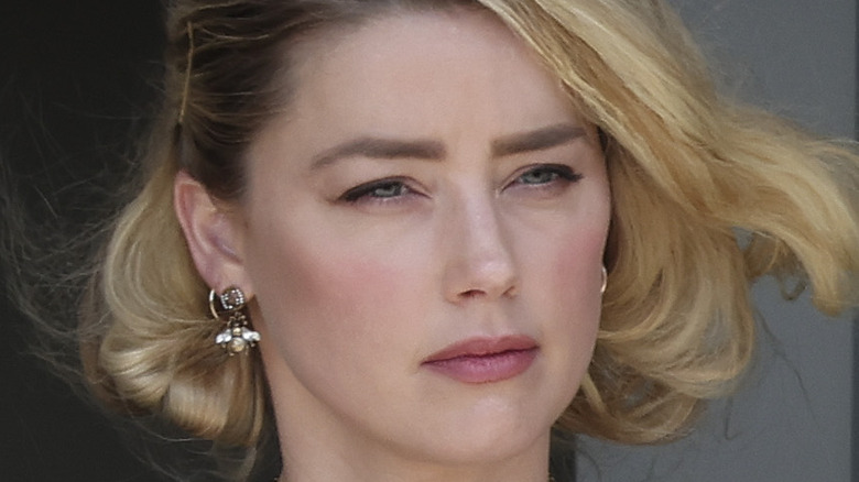 Les experts en langage corporel disent que la réaction d’Amber Heard à sa perte juridique est compliquée – Exclusif