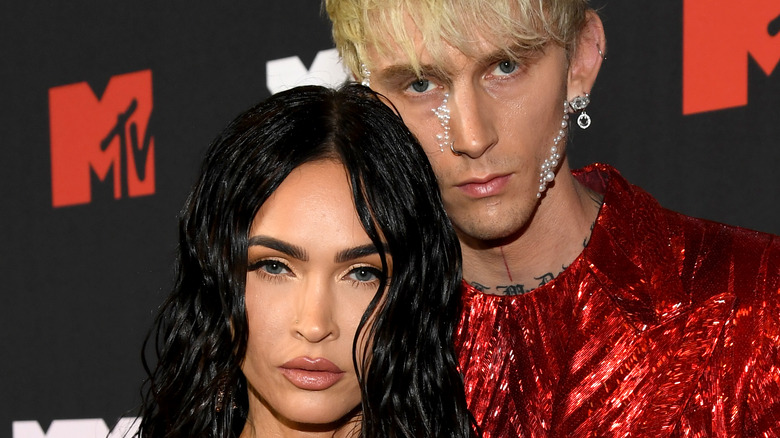 Machine Gun Kelly et Megan Fox clarifient la confusion sur leur état civil