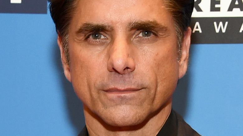 Pourquoi John Stamos est contrarié par Bob Saget et les Tony Awards