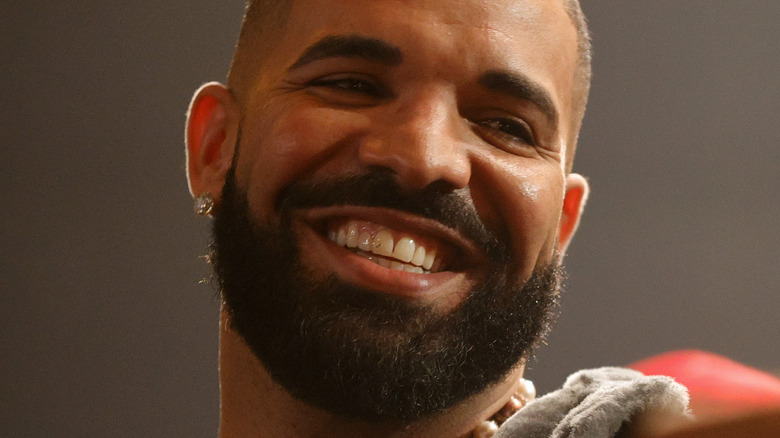 Quelle est la vraie signification derrière le collant de Drake ?  Voici ce que nous savons