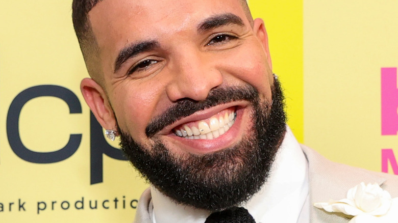 Quelle est la vraie signification derrière le vol de Drake réservé?  Voici ce que nous pensons