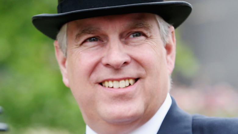 Le prince Andrew en chapeau haut de forme à Royal Ascot