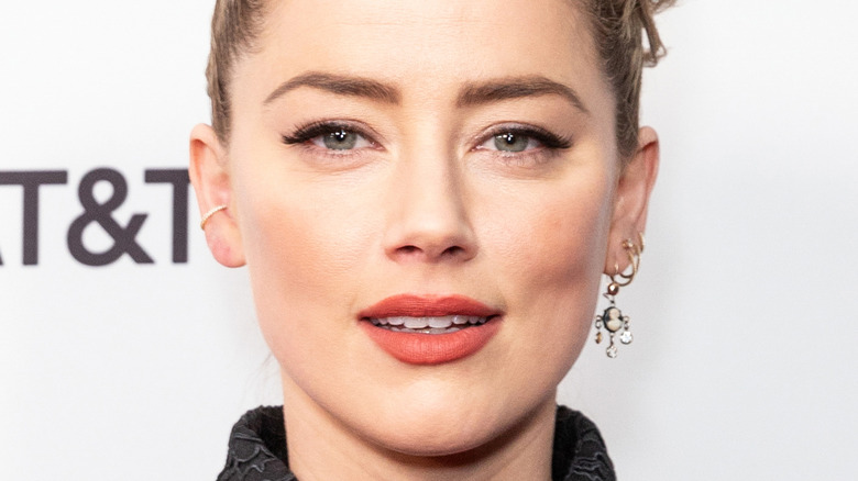 Une étoile inattendue vient à la défense d’Amber Heard