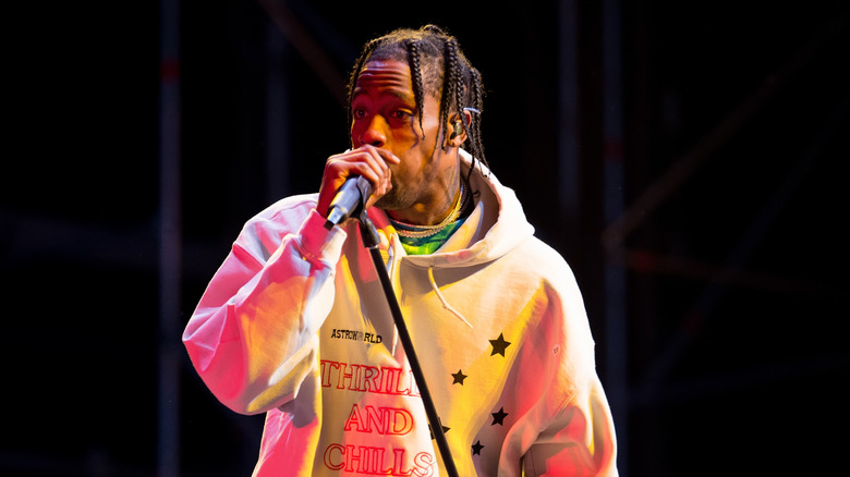 Travis Scott se produit en sweat-shirt