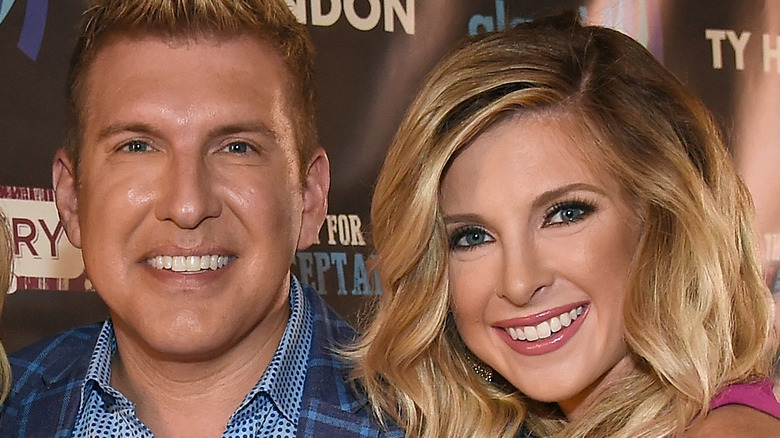 Todd Chrisley et Lindsie Chrisley, tous deux souriants