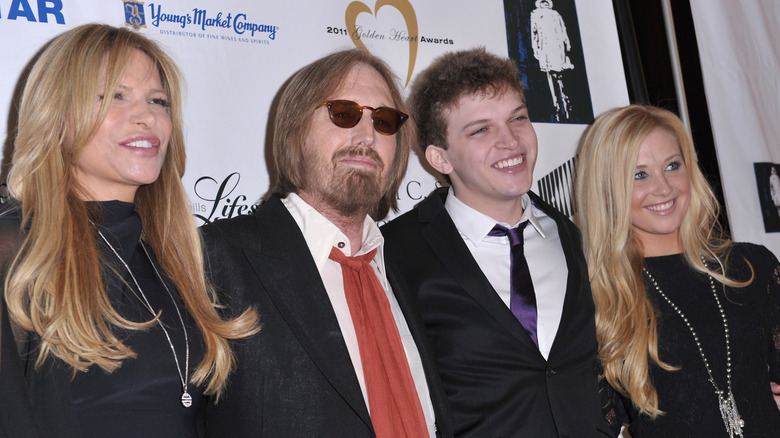 Tom Petty posant avec sa femme et ses enfants