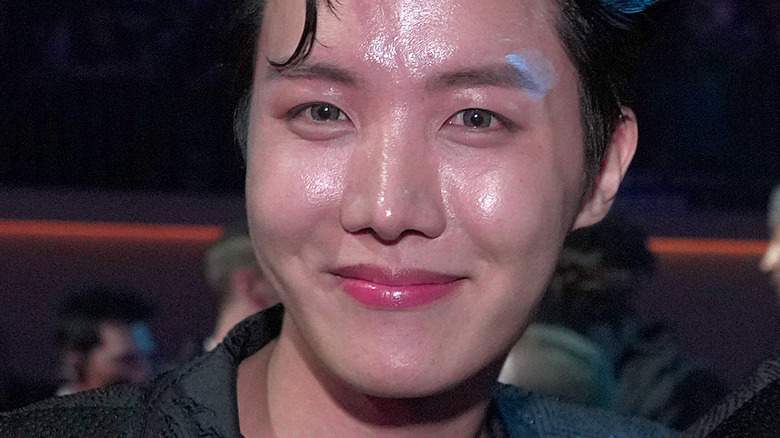 j-hope souriant transpiration lèvre rose