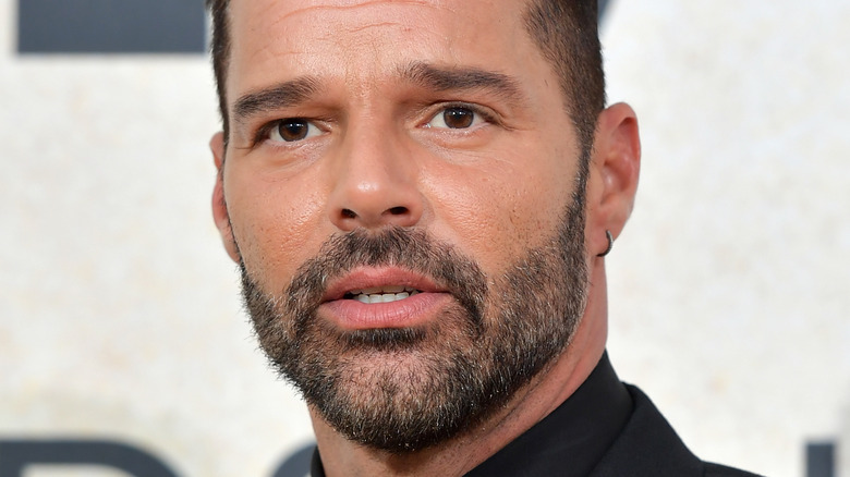 Ricky Martin à la barbe pleine inquiète