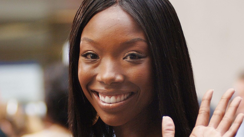 Brandy Norwood souriant et saluant