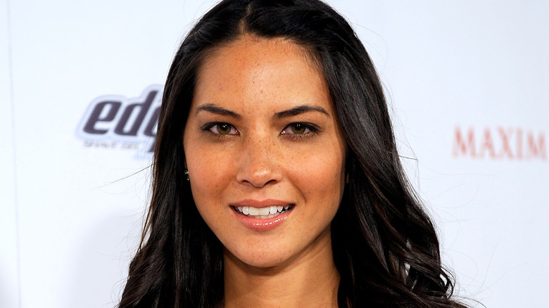 Olivia Munn, souriante