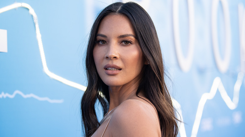 Olivia Munn, posant