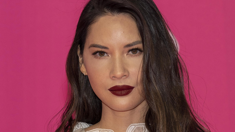 Olivia Munn, l'air sérieux