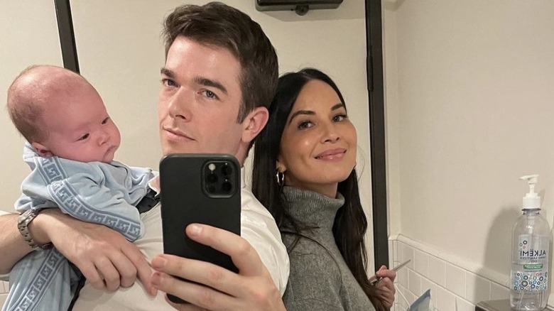 John Mulaney et Olivia Munn prenant un selfie avec leur bébé Malcolm