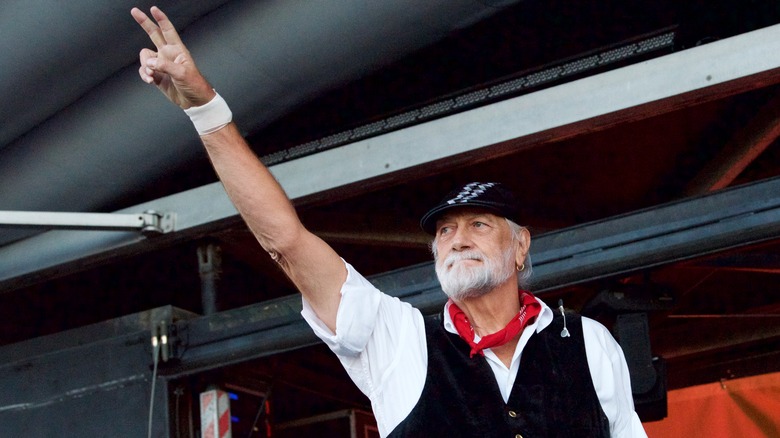 Mick Fleetwood lance un signe de paix