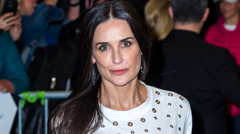 Demi Moore souriant à l'événement