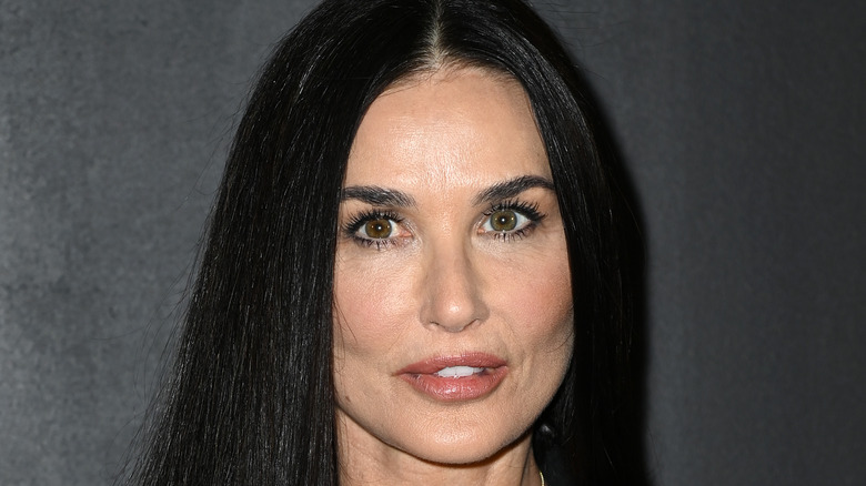 Demi Moore posant à l'événement