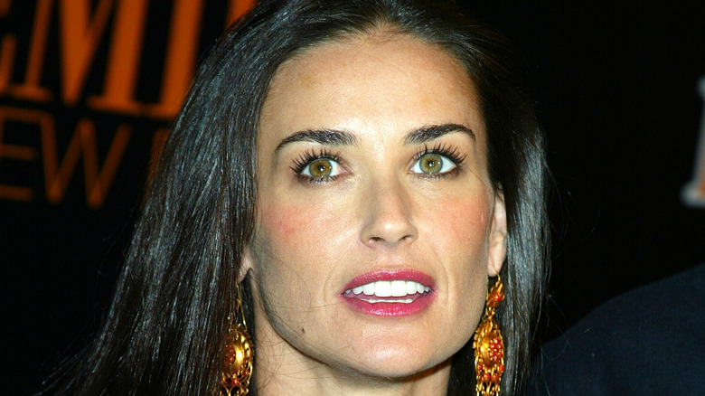 Demi Moore souriant à l'événement