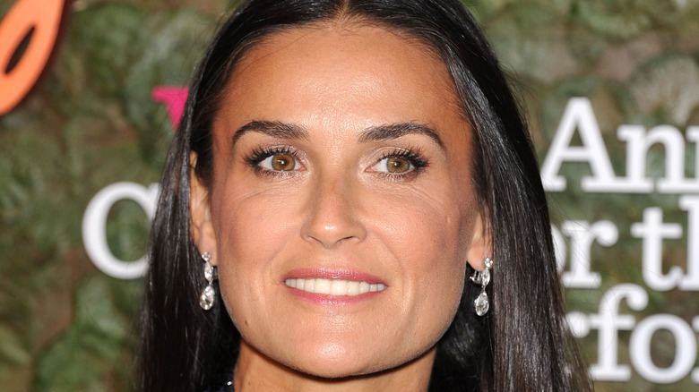 Demi Moore souriant à l'événement