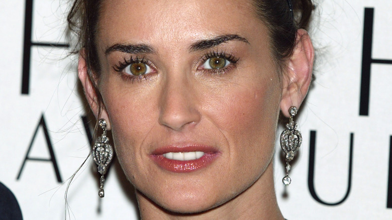 Demi Moore posant à l'événement