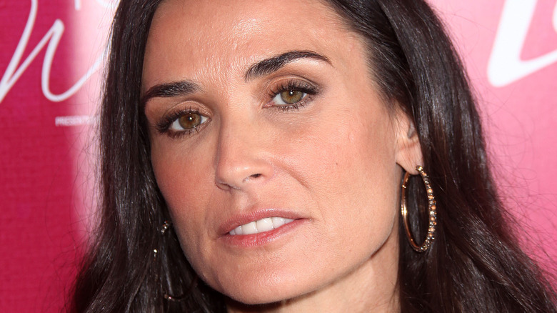 Demi Moore posant à l'événement