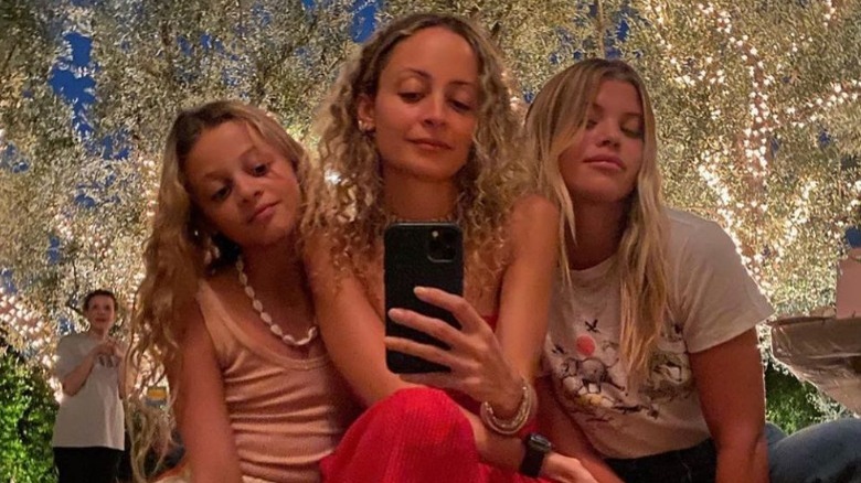 Harlow Madden, Nicole Richie et Sofie Richie prenant un selfie