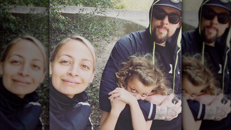 Nicole Richie et Joel Madden posant avec leur fille