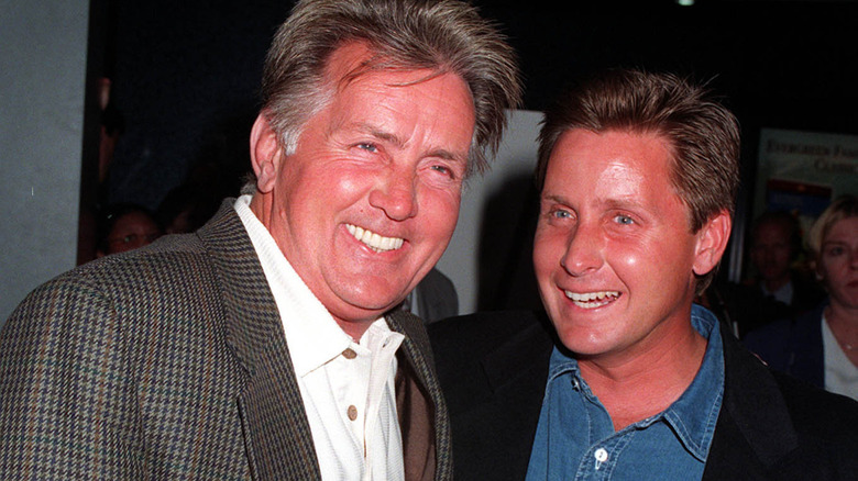 Martin Sheen et Emilio Estevez rient ensemble