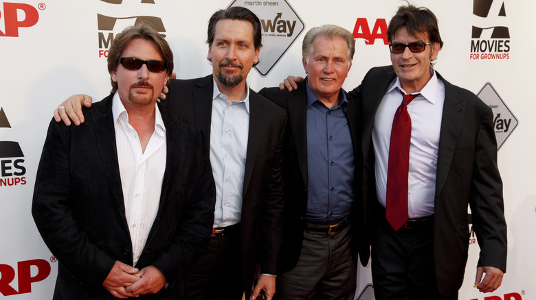 Emilio Estevez, Ramon Estevez, Martin Sheen et Charlie Sheen posent ensemble