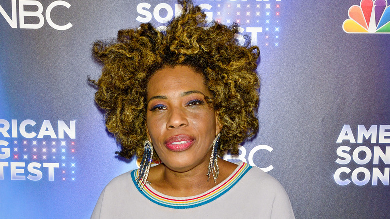 Macy Gray regarde devant