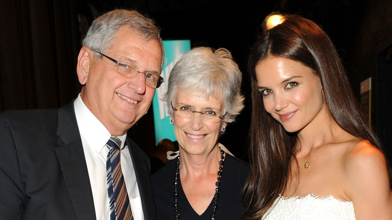 Katie Holmes et ses parents lors d'un événement, souriant