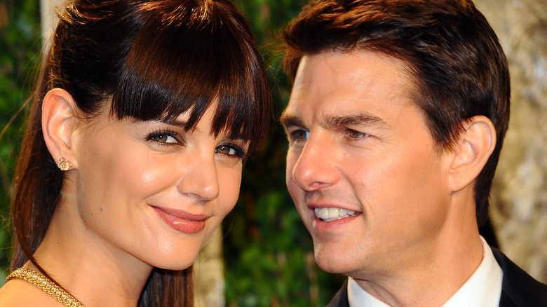 Tom Cruise regarde Katie Holmes