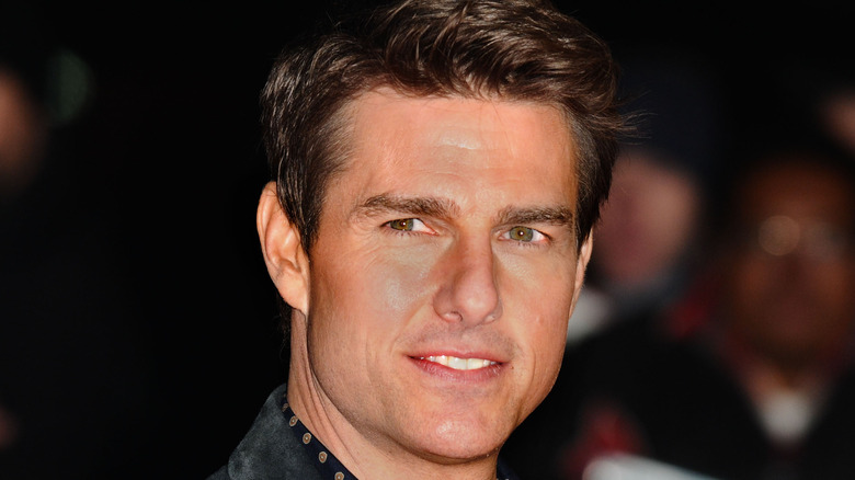 Tom Cruise regarde au loin