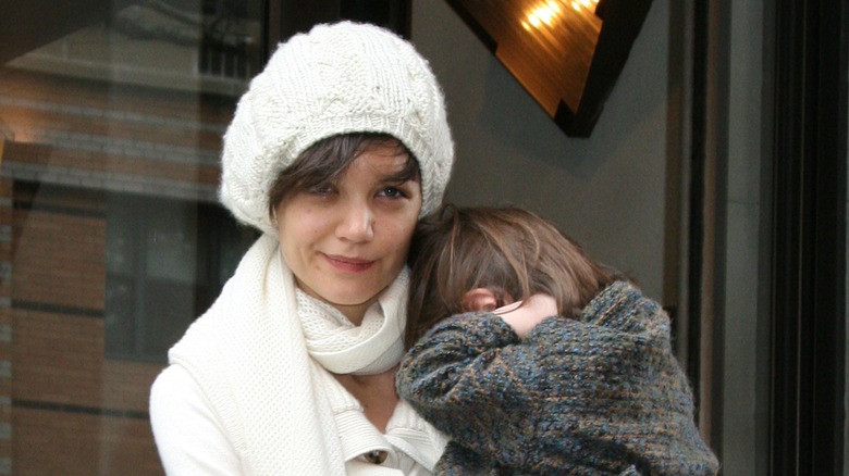 Katie Holmes portant Suri à l'extérieur