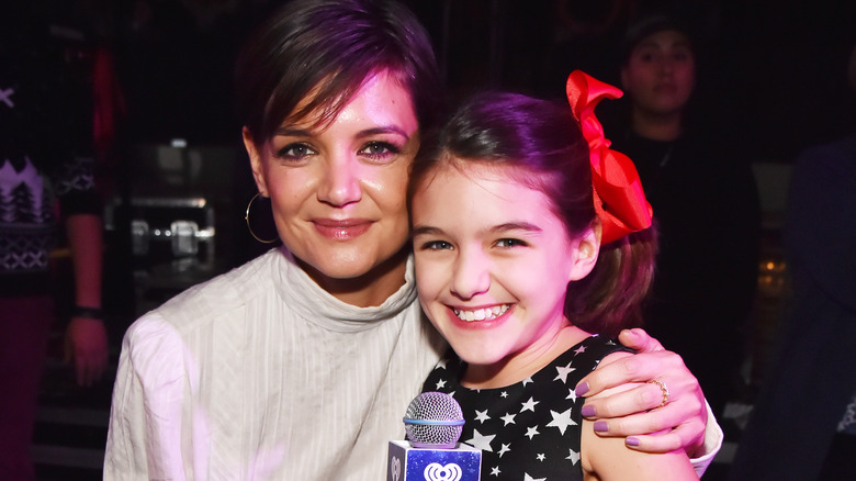 Katie Holmes et Suri souriant ensemble