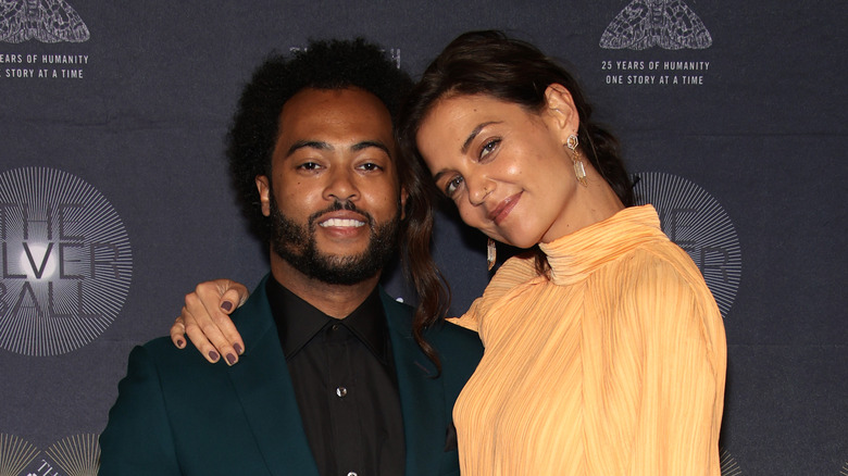 Katie Holmes et Bobby Wooten III souriant ensemble