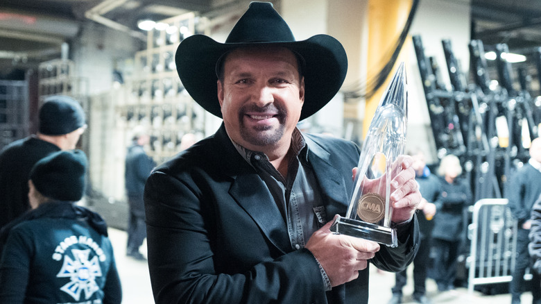 Garth Brooks tenant un prix CMA