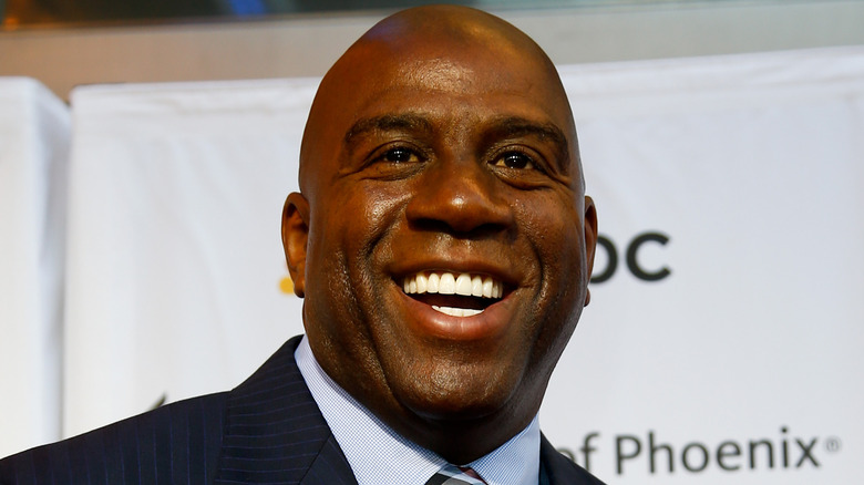 Magic Johnson souriant, levant les yeux