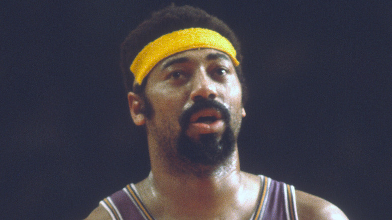 Wilt Chamberlain jouant au basket 