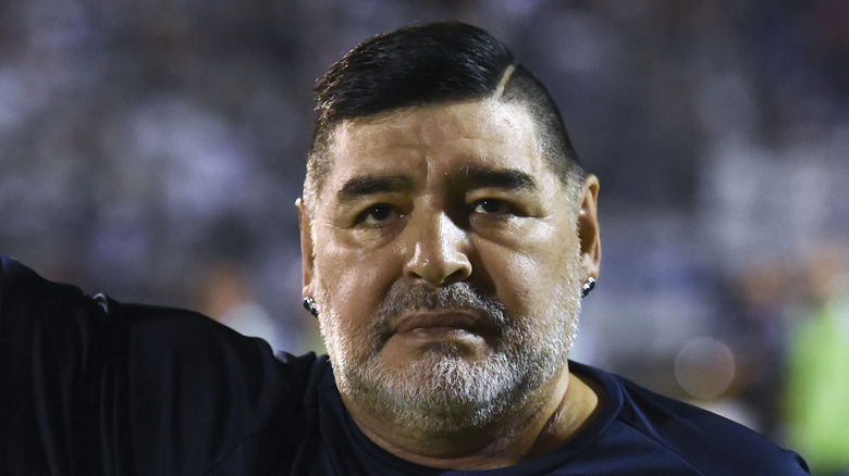 Diego Maradona debout lors d'un match de football