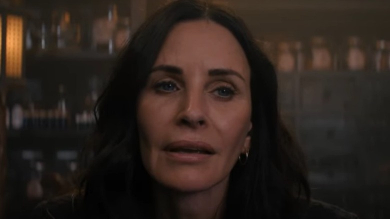 Courteney Cox apparaît comme Pat dans Shining Vale