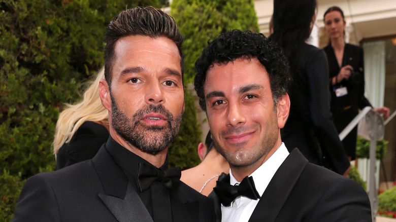 Ricky Martin posant avec Jwan Yosef