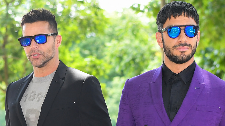 Ricky Martin marchant avec Jwan Yosef