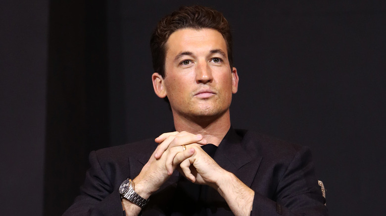 Miles Teller jouant dans la foule