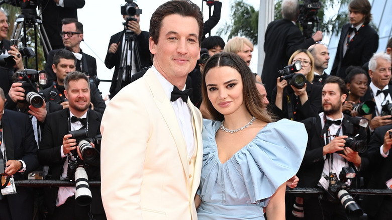 Miles Teller et Keleigh Sperry entourés de photographes