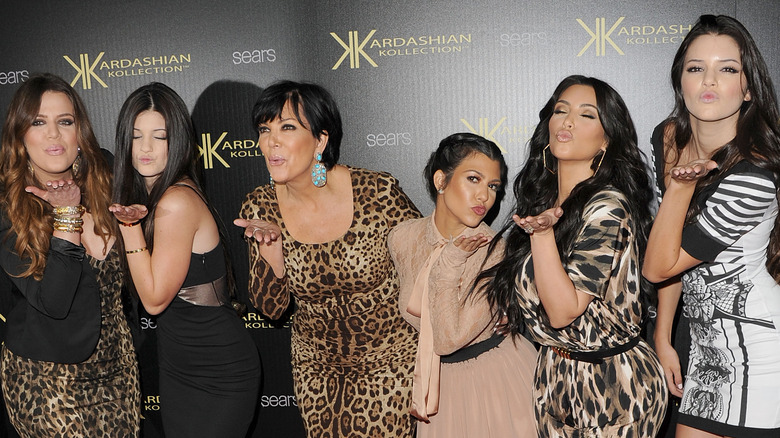 La famille Kardashian fait la queue pour s'embrasser